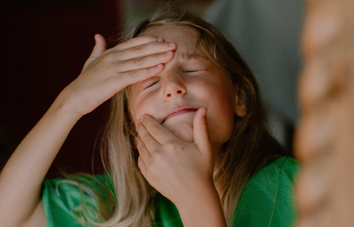 a child putting on sunscreen