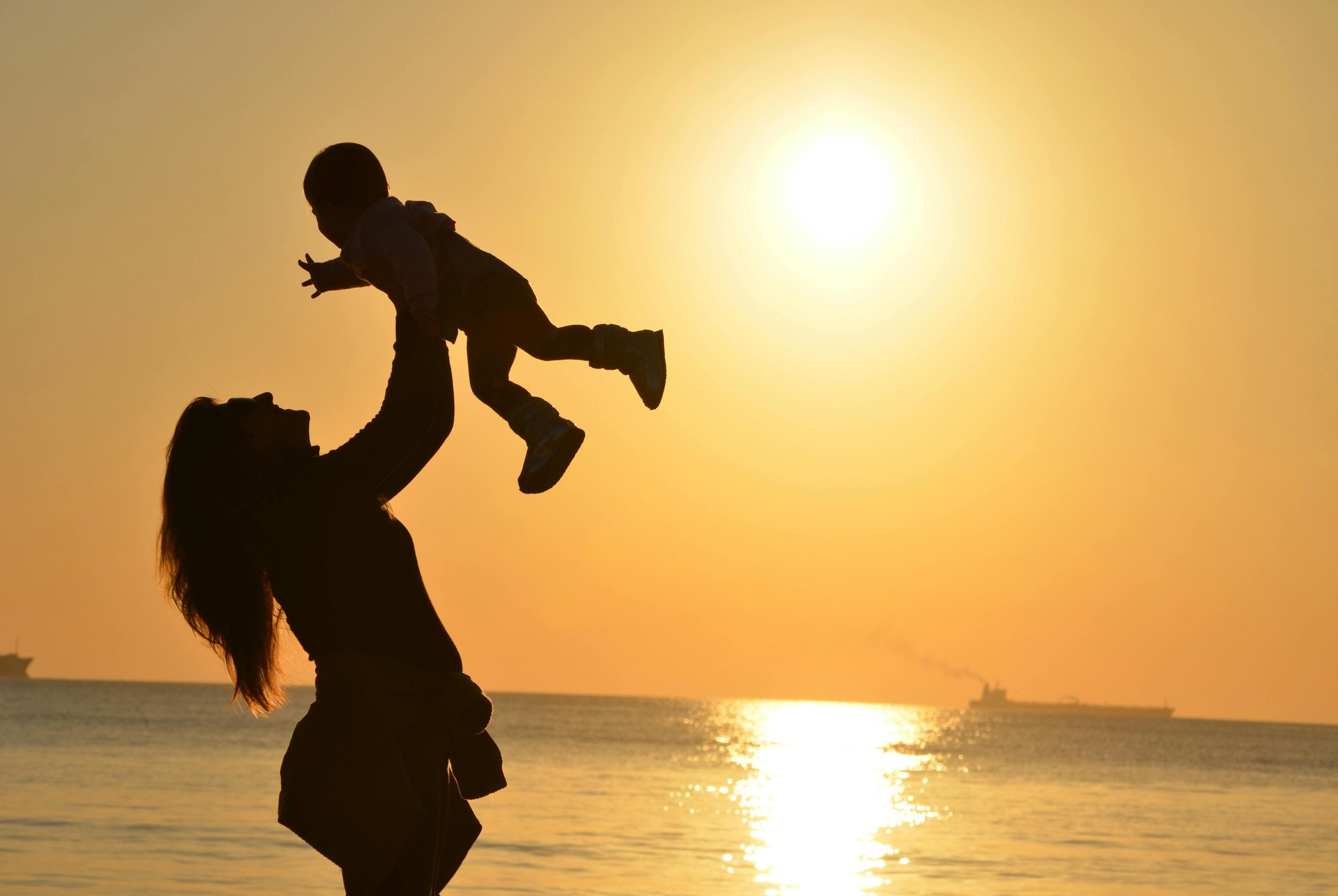 mum and kid with sunset
