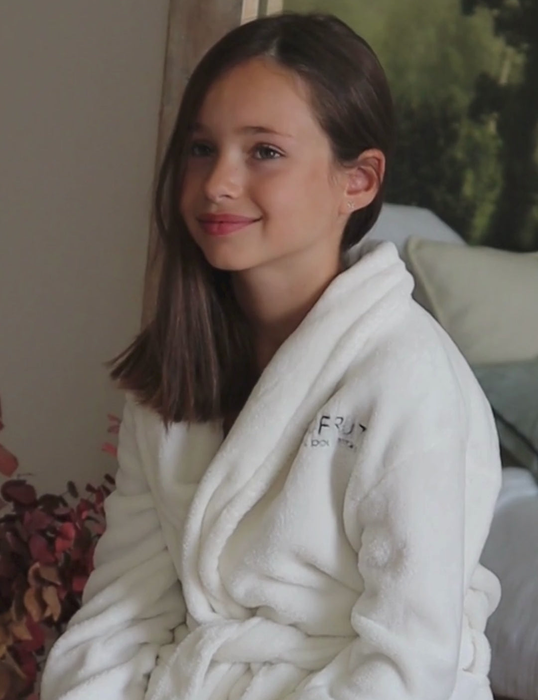 a girl using creme tendre on her face
