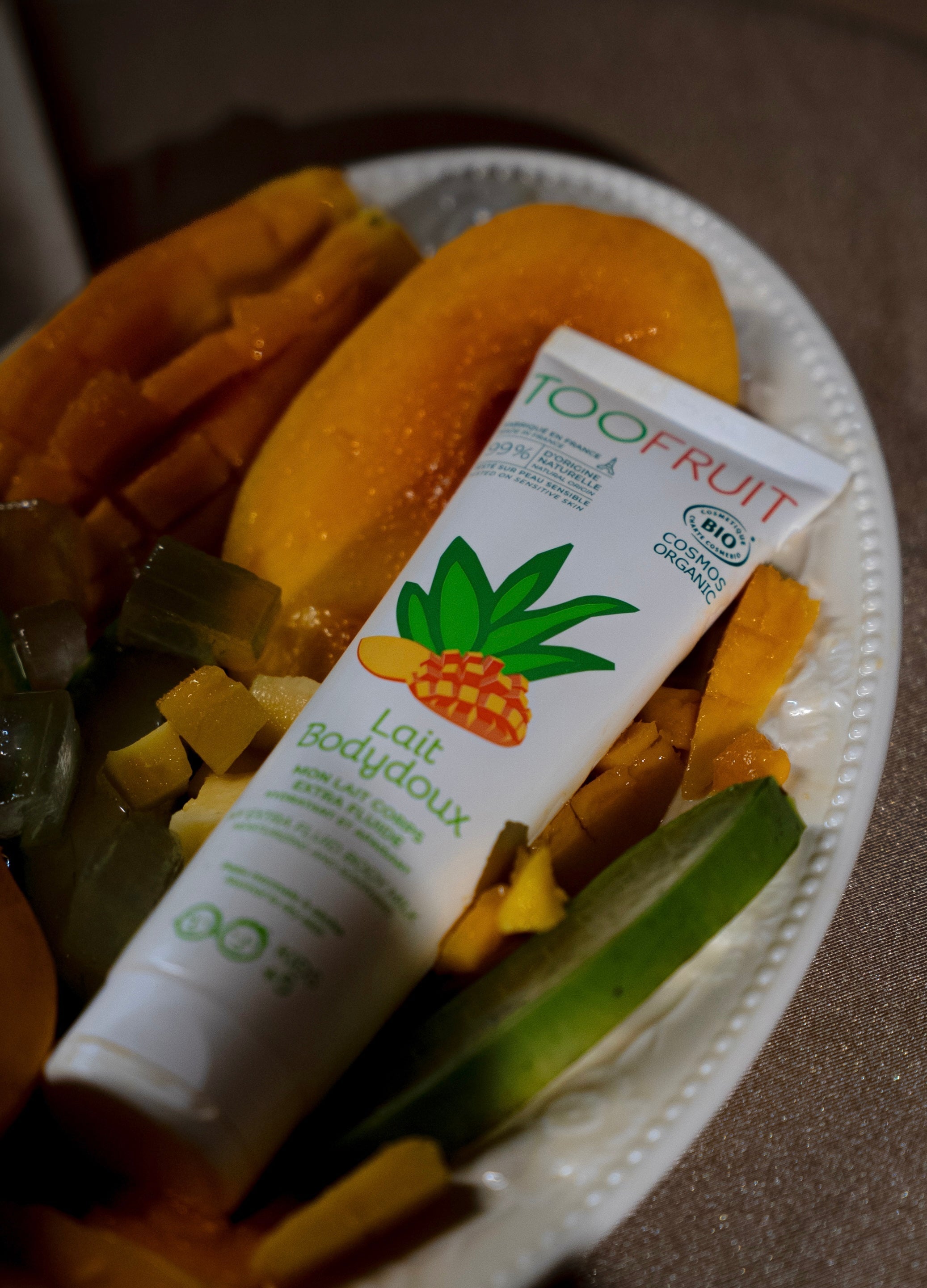 a tube of toofruit lait bodydoux on fruits