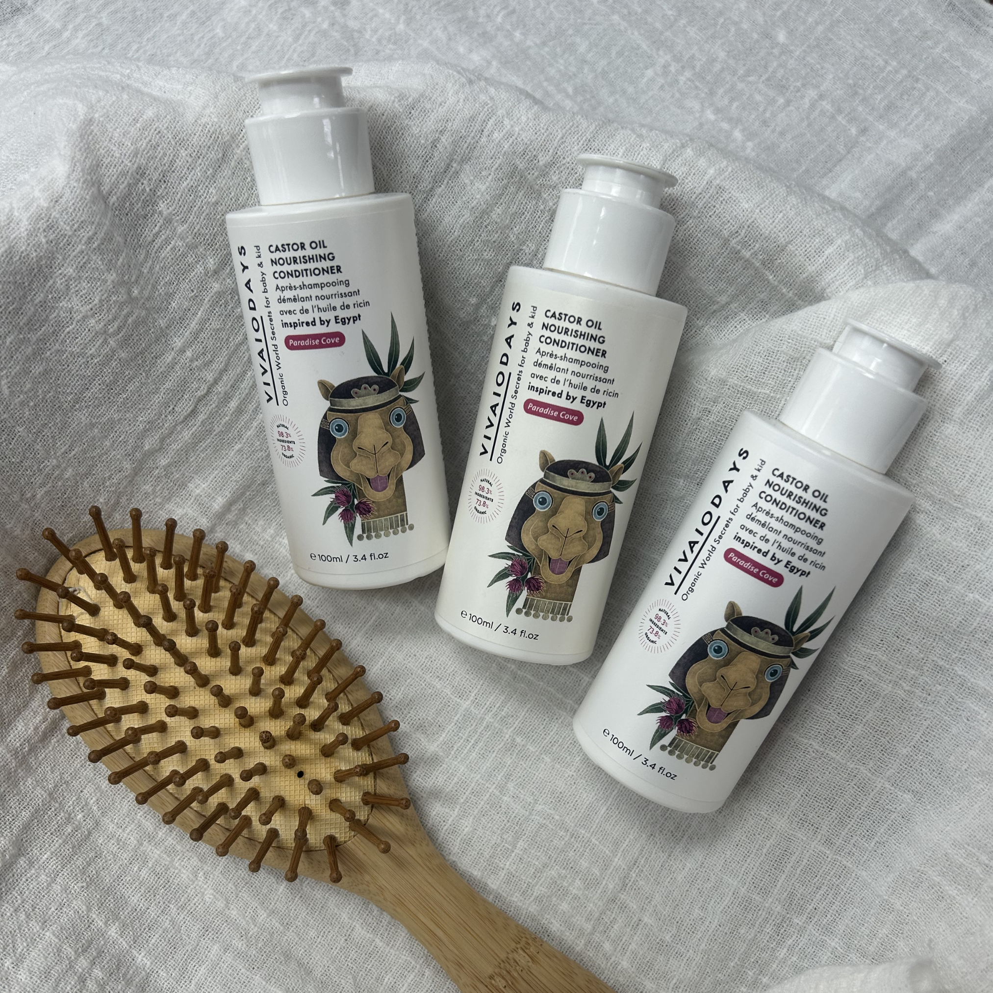 3 bottles of castor conditioner and a comb